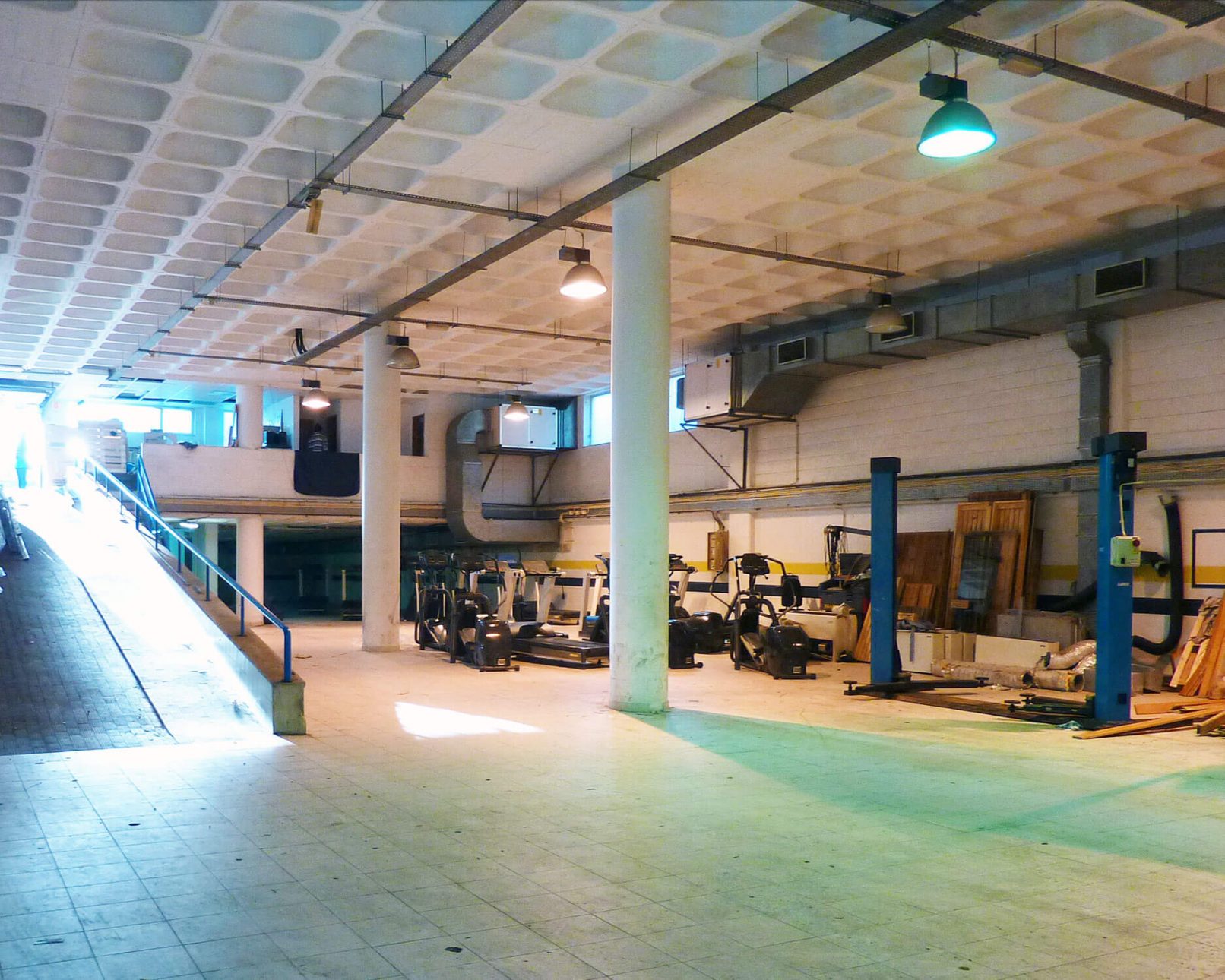 A antiga oficina automóvel, desativada e a funcionar como área de armazenamento de suporte ao ginásio Kalorias, antes de ser convertida no Kalorias Crossbox.