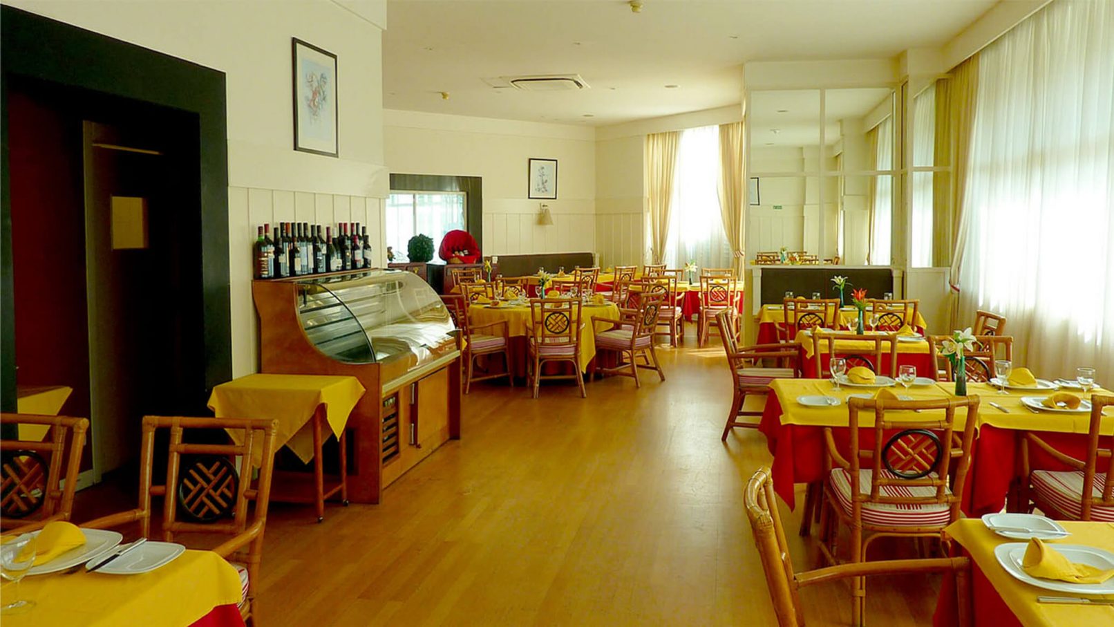 Ambiente do espaço de refeições do restaurante antes da intervenção da equipa de arquitectos. A transormação do espaço para a imagem da marca Kalorias é clara.