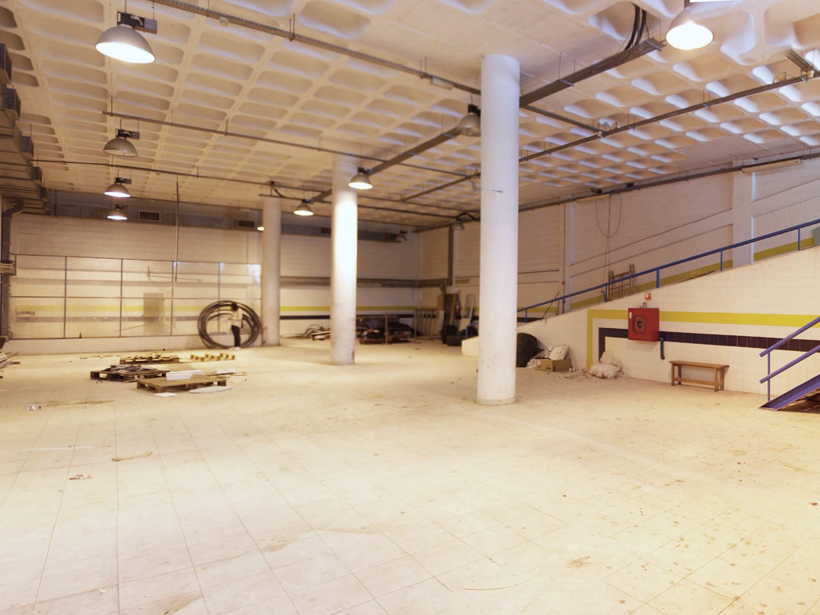 Photo of the space before its conversion into a crossfit box.